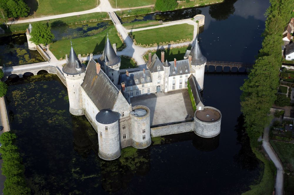 Sully-sur-Loire von oben - Wassergraben mit Wasserschloß Schloss Sully in Sully-sur-Loire in Centre-Val de Loire, Frankreich