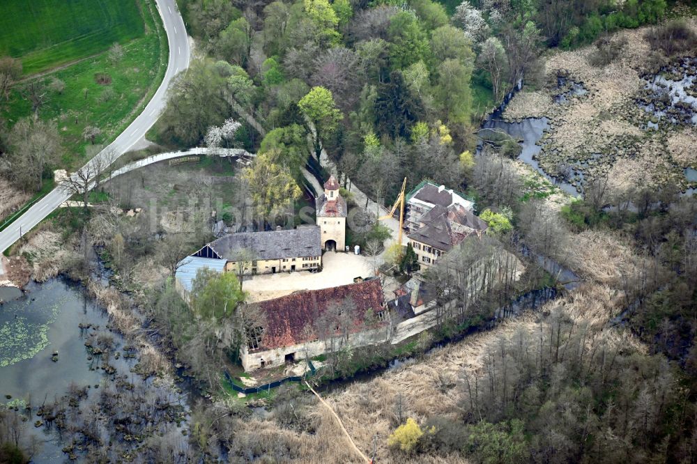 Luftaufnahme Bergen - Wassergraben mit Wasserschloß Schloss Syburg in Bergen im Bundesland Bayern, Deutschland