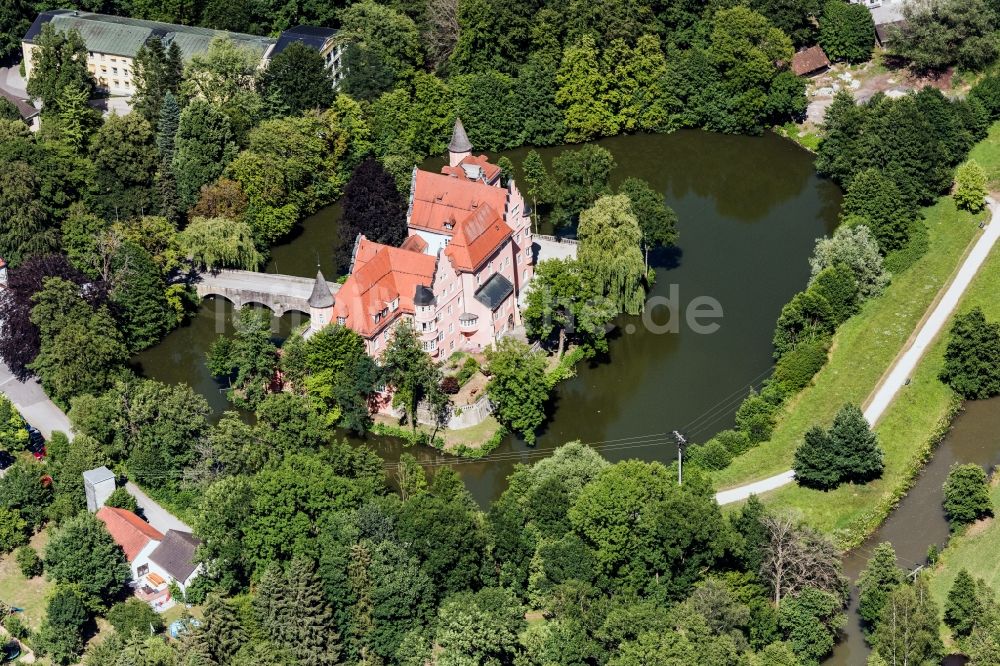 Taufkirchen (Vils) aus der Vogelperspektive: Wassergraben mit Wasserschloß Schloss Taufkirchen in Taufkirchen (Vils) im Bundesland Bayern, Deutschland
