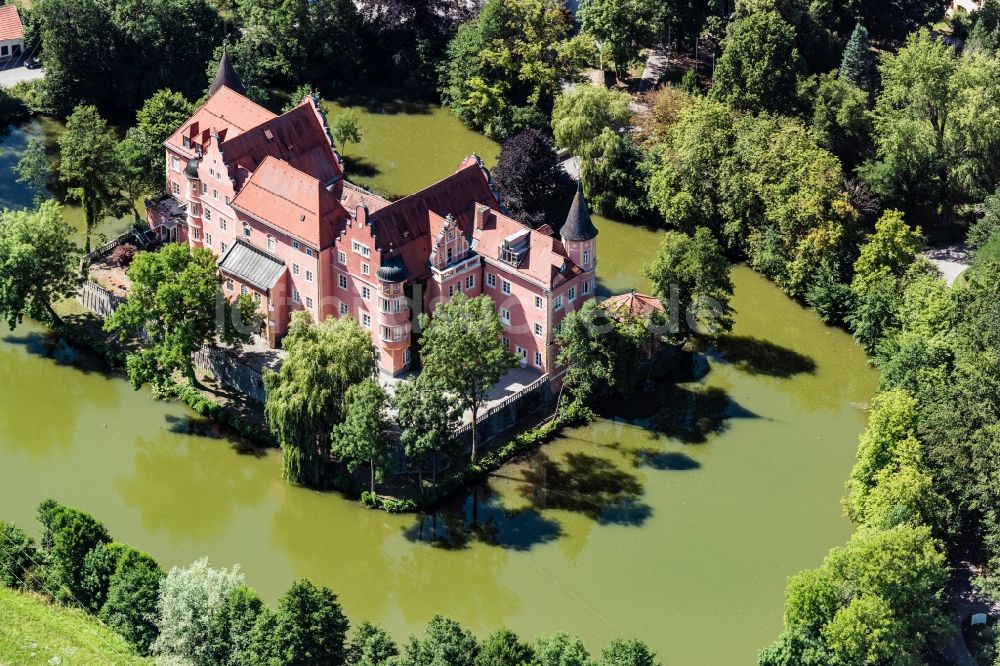 Luftbild Taufkirchen (Vils) - Wassergraben mit Wasserschloß Schloss Taufkirchen in Taufkirchen (Vils) im Bundesland Bayern, Deutschland