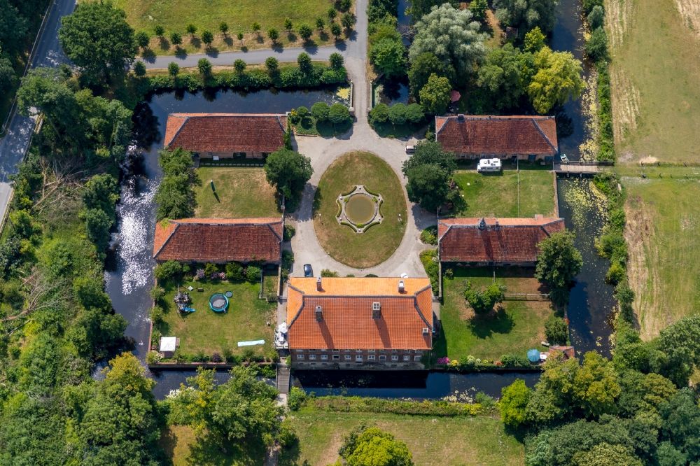 Luftaufnahme Drensteinfurt - Wassergraben mit Wasserschloß Schloss Venne in Drensteinfurt im Bundesland Nordrhein-Westfalen, Deutschland