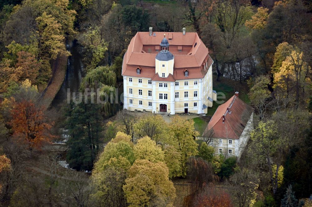 Vetschau Spreewald von oben - Wassergraben mit Wasserschloß Schloss Vetschau in Vetschau Spreewald im Bundesland Brandenburg, Deutschland