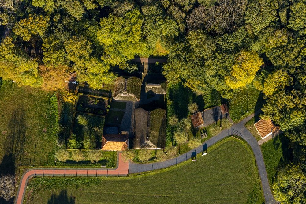 Grefrath aus der Vogelperspektive: Wassergraben mit Wasserschloß Schloss Wasserburg Burg Dorenburg in Grefrath im Bundesland Nordrhein-Westfalen, Deutschland