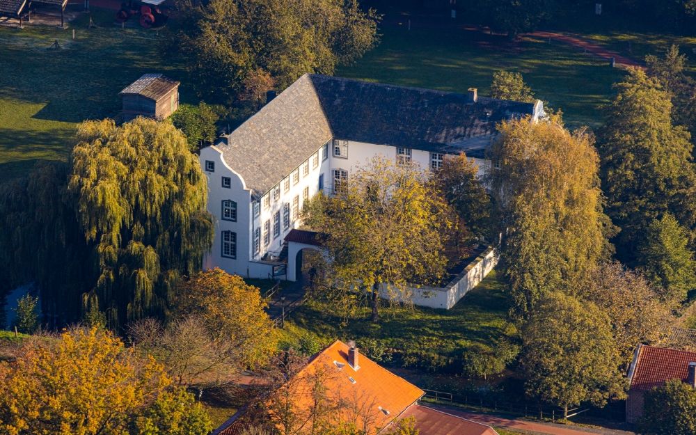 Luftaufnahme Grefrath - Wassergraben mit Wasserschloß Schloss Wasserburg Burg Dorenburg in Grefrath im Bundesland Nordrhein-Westfalen, Deutschland