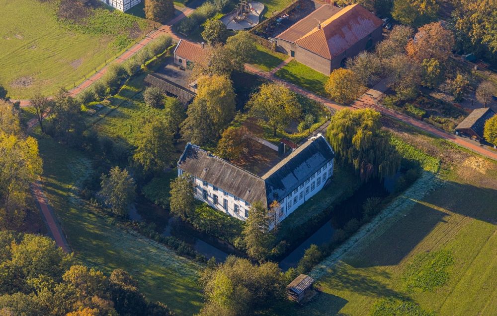 Luftaufnahme Grefrath - Wassergraben mit Wasserschloß Schloss Wasserburg Burg Dorenburg in Grefrath im Bundesland Nordrhein-Westfalen, Deutschland