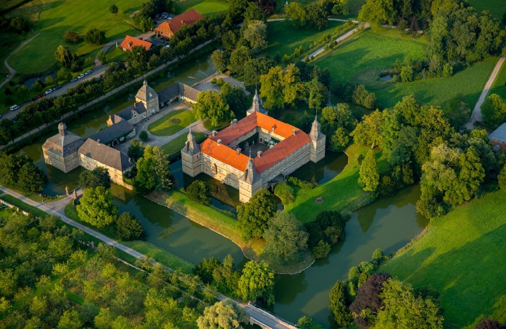 Ascheberg aus der Vogelperspektive: Wassergraben mit Wasserschloß Schloss Westerwinkel in Ascheberg im Bundesland Nordrhein-Westfalen