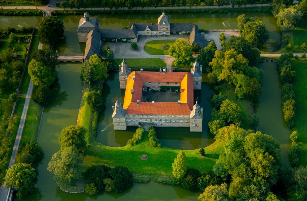 Luftbild Ascheberg - Wassergraben mit Wasserschloß Schloss Westerwinkel in Ascheberg im Bundesland Nordrhein-Westfalen
