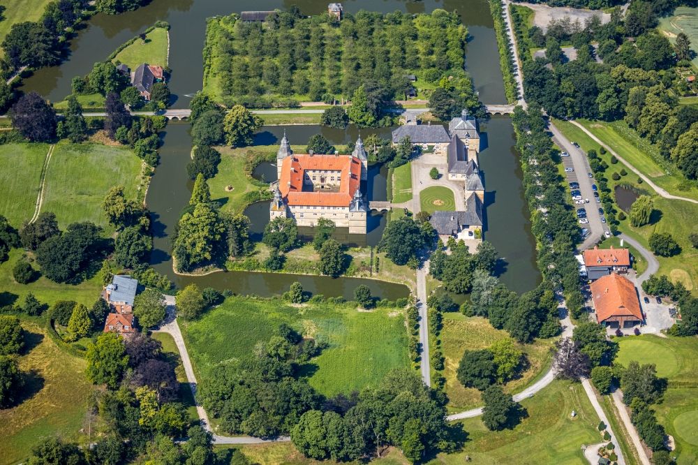 Ascheberg von oben - Wassergraben mit Wasserschloß Schloss Westerwinkel in Ascheberg im Bundesland Nordrhein-Westfalen, Deutschland