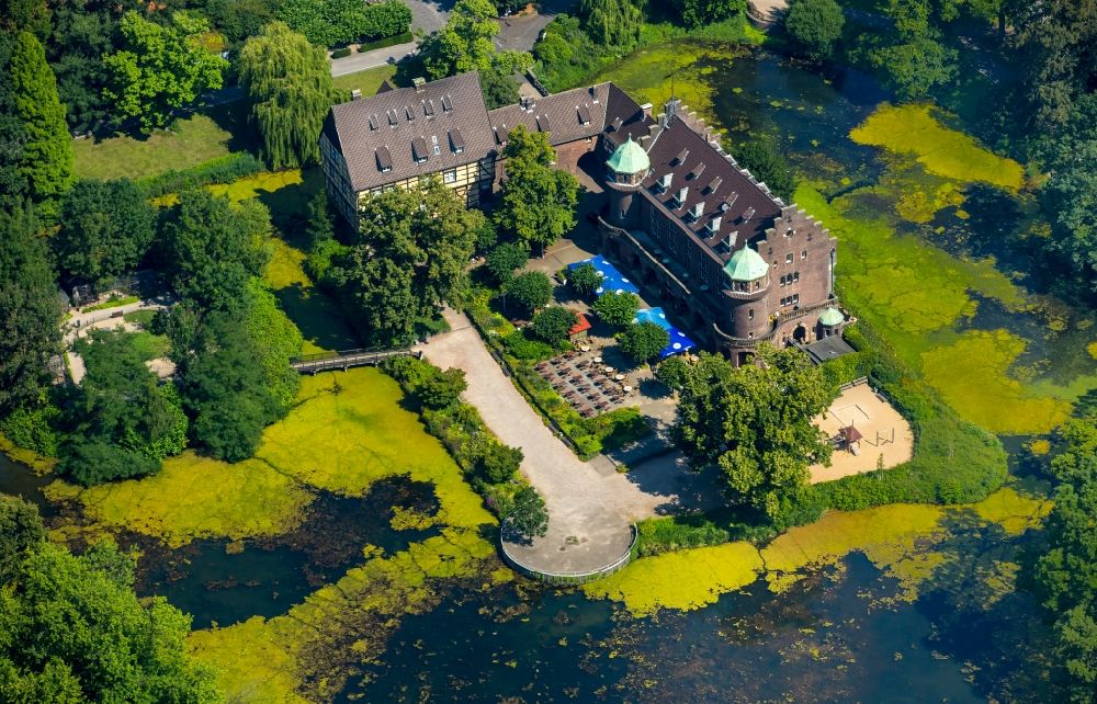 Luftbild Gladbeck - Wassergraben mit Wasserschloß Schloss Wittringen in Gladbeck im Bundesland Nordrhein-Westfalen
