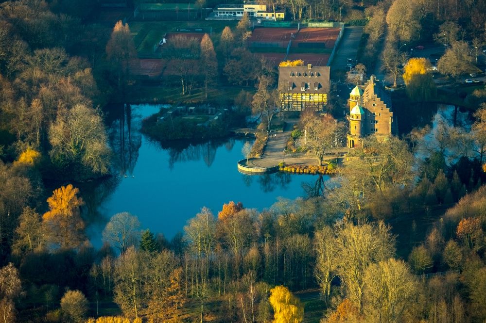 Luftaufnahme Gladbeck - Wassergraben mit Wasserschloß Schloss Wittringen in Gladbeck im Bundesland Nordrhein-Westfalen