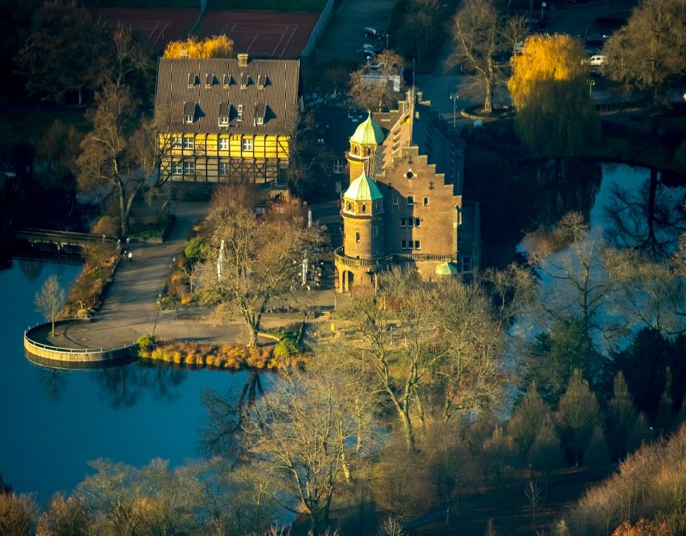 Luftaufnahme Gladbeck - Wassergraben mit Wasserschloß Schloss Wittringen in Gladbeck im Bundesland Nordrhein-Westfalen