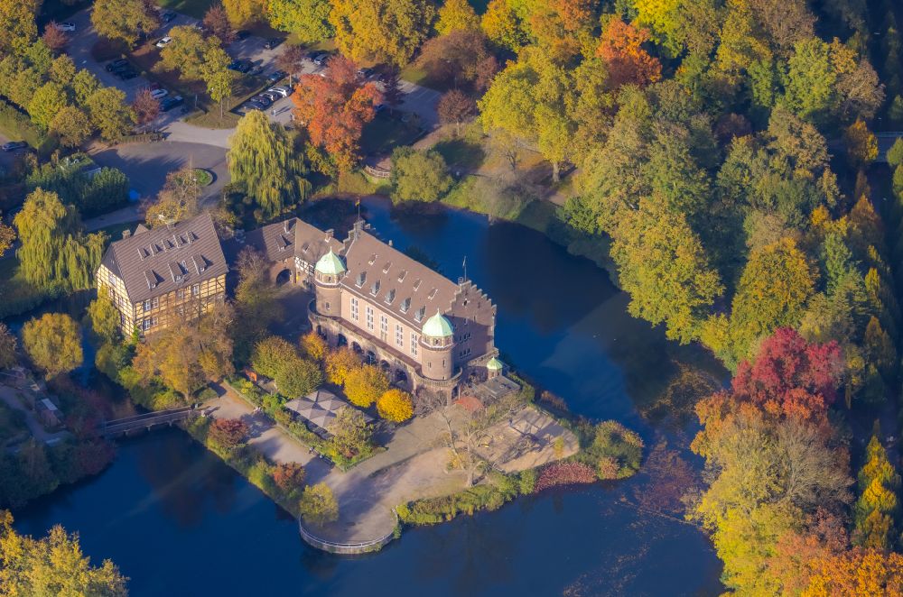 Gladbeck aus der Vogelperspektive: Wassergraben mit Wasserschloß Schloss Wittringen in Gladbeck im Bundesland Nordrhein-Westfalen