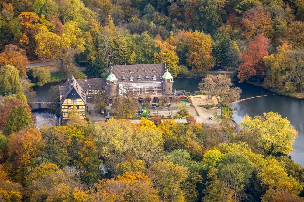 Gladbeck aus der Vogelperspektive: Wassergraben mit Wasserschloß Schloss Wittringen in Gladbeck im Bundesland Nordrhein-Westfalen