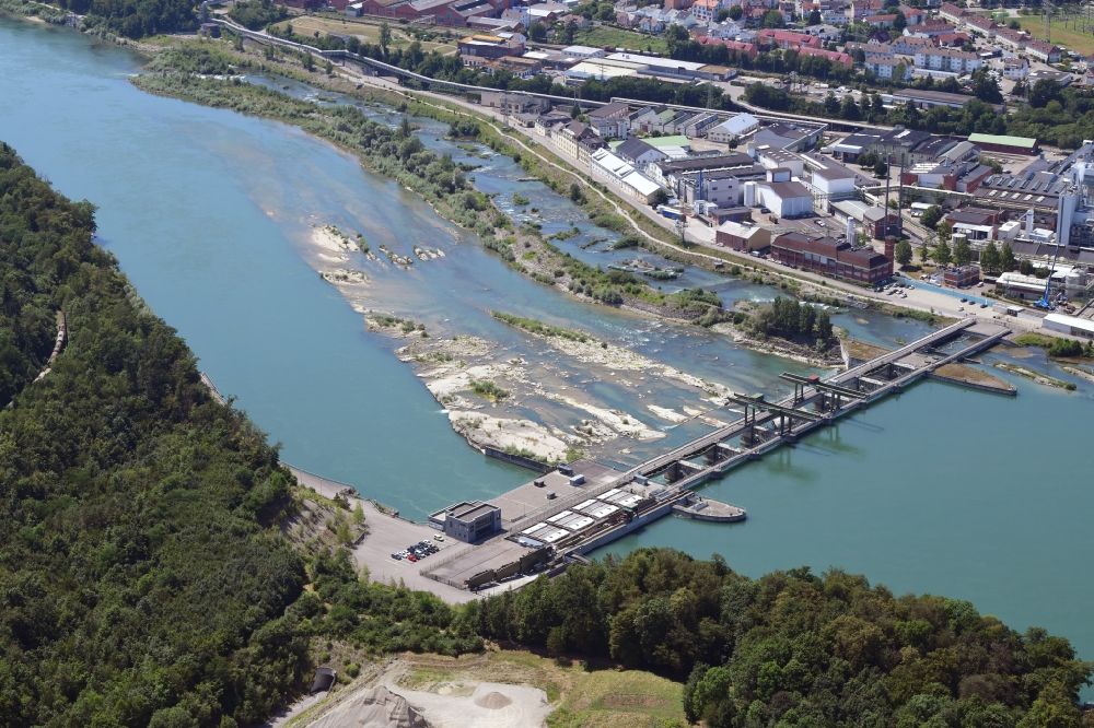 Luftbild Rheinfelden (Baden) - Wasserkraftwerk, Fischtreppen und Industrieanlagen am Rhein in Rheinfelden (Baden) im Bundesland Baden-Württemberg