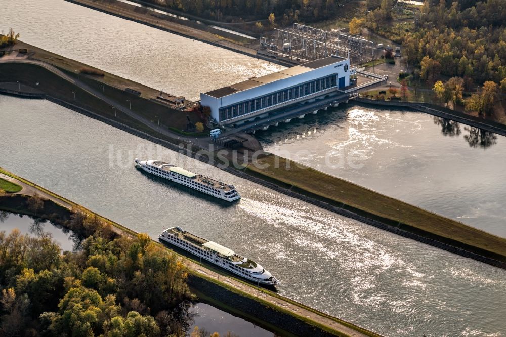Rhinau aus der Vogelperspektive: Wasserkraftwerk mit Fluss Fahrgastschiffen in Rhinau in Grand Est, Frankreich