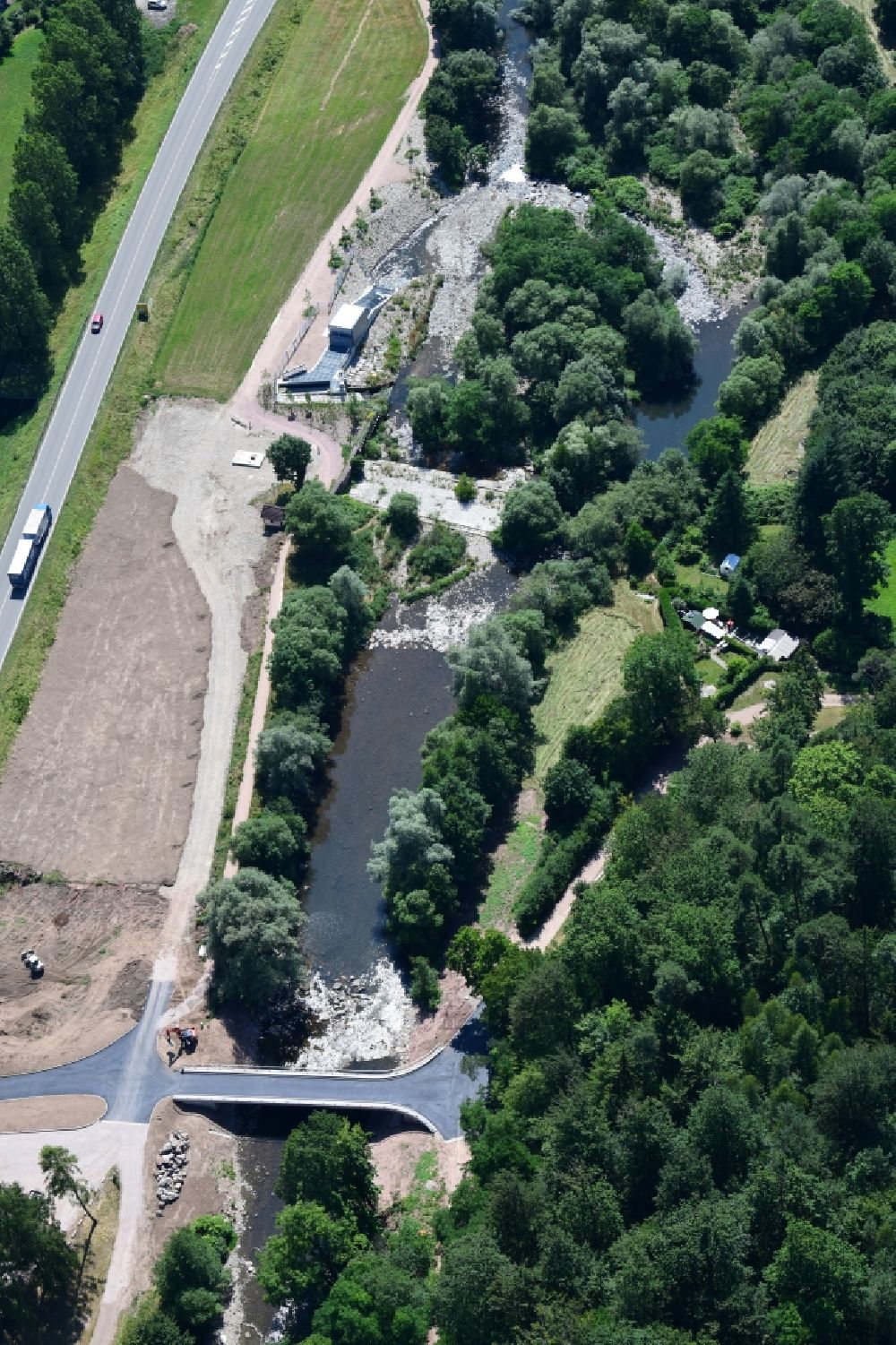 Maulburg aus der Vogelperspektive: Wasserkraftwerk und Neubau einer Brücke über die Wiese in Maulburg im Bundesland Baden-Württemberg, Deutschland