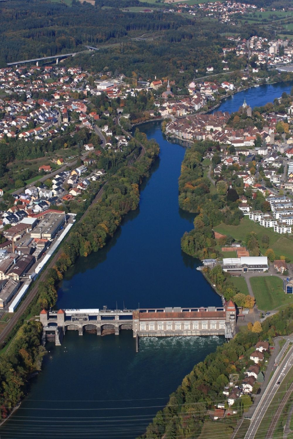 Laufenburg aus der Vogelperspektive: Wasserkraftwerk am Rhein in Laufenburg im Bundesland Baden-Württemberg, Deutschland