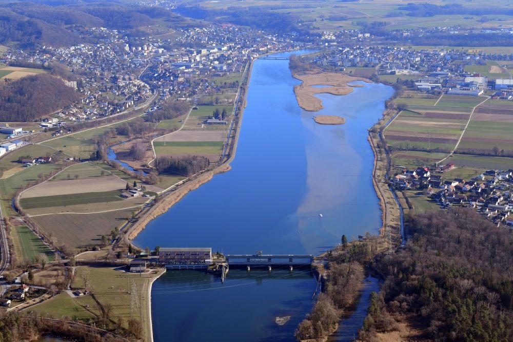 Klingnau von oben - Wasserkraftwerk und Staudamm am Klingnauer Stausee an der Aare in Klingnau im Kanton Aargau, Schweiz