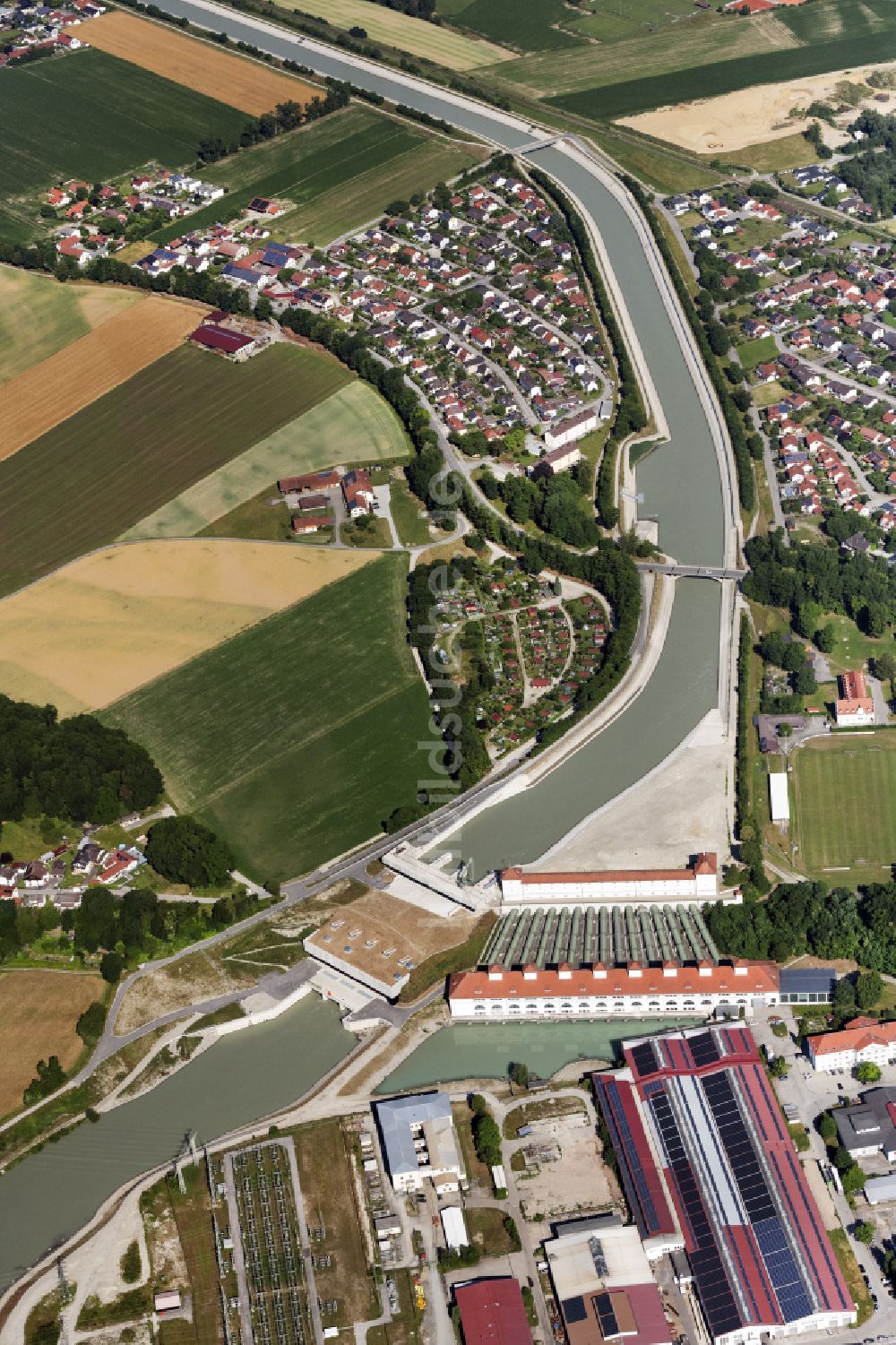 Töging am Inn von oben - Wasserkraftwerk in Töging am Inn im Bundesland Bayern, Deutschland