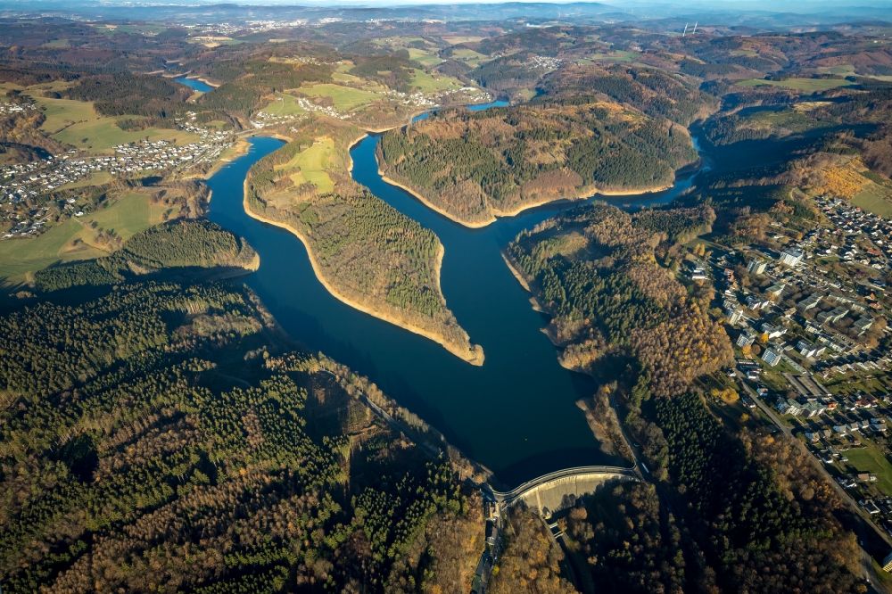 Gummersbach von oben - Wassermangel an den Uferbereichen der Aggertalsperre in Gummersbach im Bundesland Nordrhein-Westfalen, Deutschland