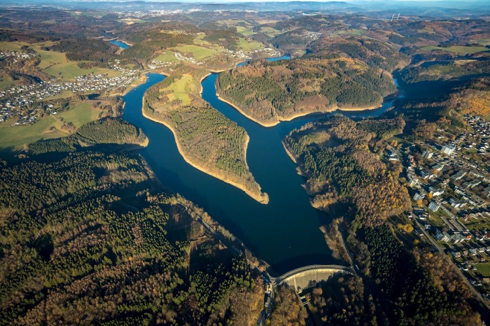 Gummersbach aus der Vogelperspektive: Wassermangel an den Uferbereichen der Aggertalsperre in Gummersbach im Bundesland Nordrhein-Westfalen, Deutschland