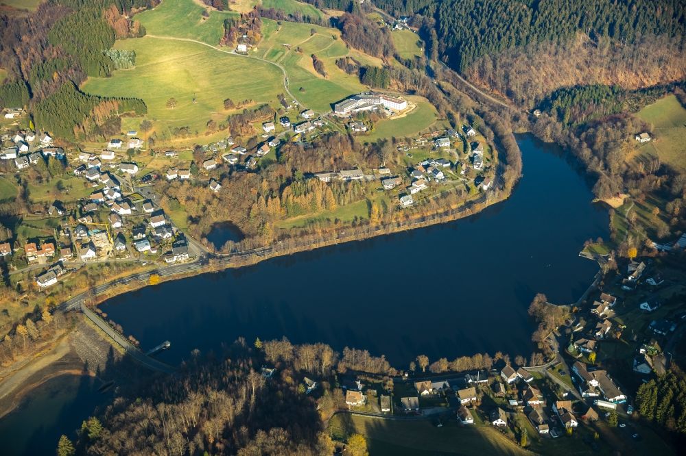 Luftaufnahme Gummersbach - Wassermangel an den Uferbereichen der Aggertalsperre in Gummersbach im Bundesland Nordrhein-Westfalen, Deutschland