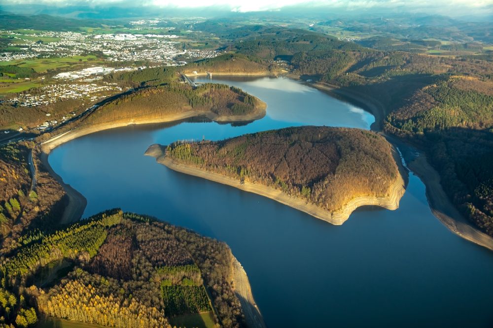 Attendorn aus der Vogelperspektive: Wassermangel an den Uferbereichen der Bigge in Attendorn im Bundesland Nordrhein-Westfalen, Deutschland