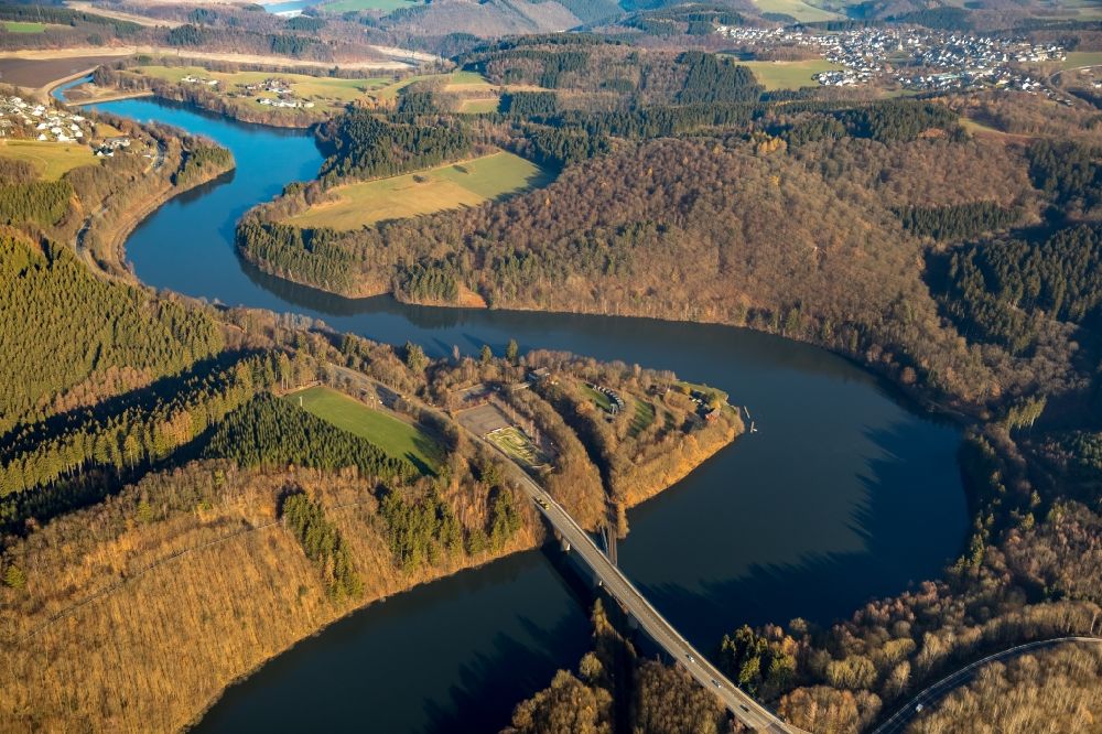 Luftaufnahme Olpe - Wassermangel an den Uferbereichen des Biggesee in Olpe im Bundesland Nordrhein-Westfalen, Deutschland