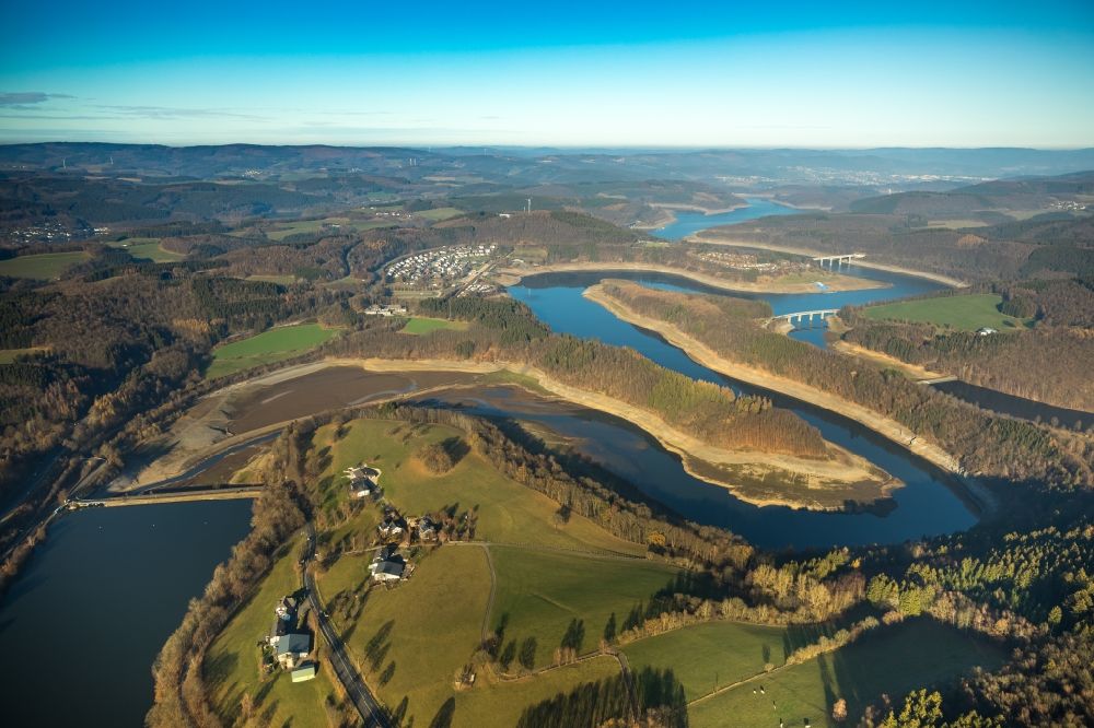 Luftbild Olpe - Wassermangel an den Uferbereichen des Biggesee in Olpe im Bundesland Nordrhein-Westfalen, Deutschland