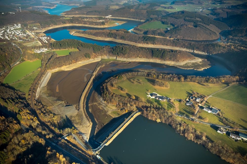 Luftaufnahme Olpe - Wassermangel an den Uferbereichen des Biggesee in Olpe im Bundesland Nordrhein-Westfalen, Deutschland