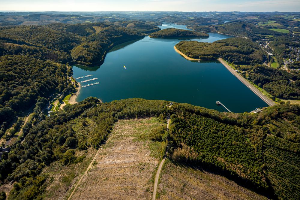 Luftaufnahme Attendorn - Wassermangel an den Uferbereichen der Biggetalsperre in Attendorn im Bundesland Nordrhein-Westfalen, Deutschland