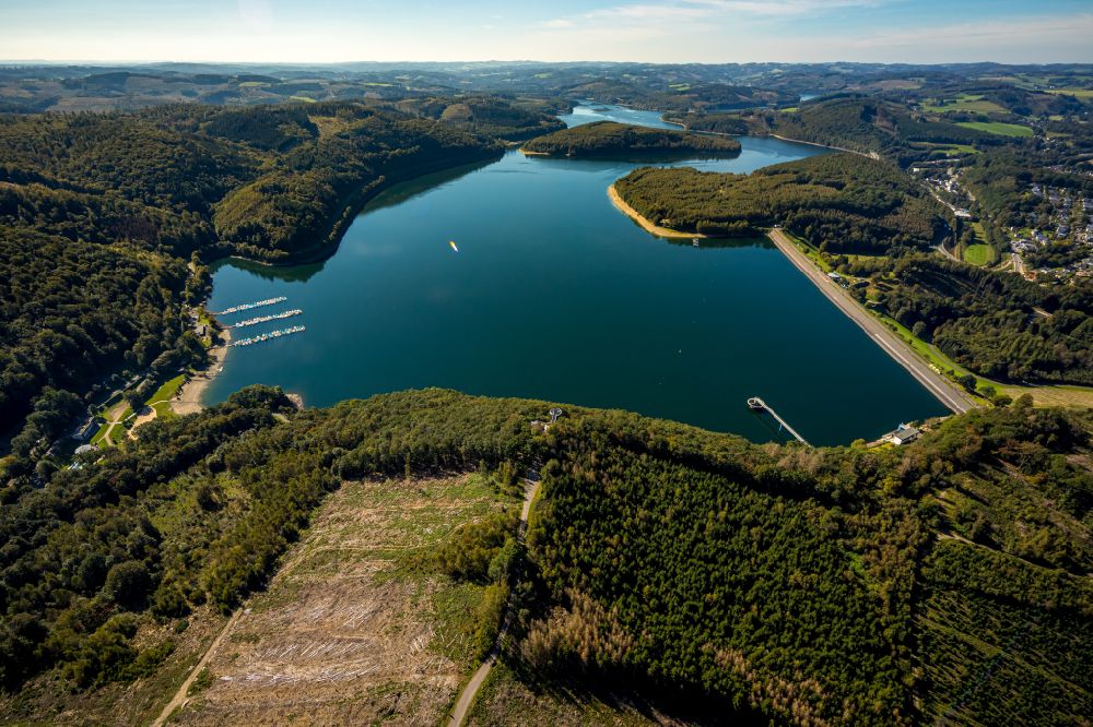 Attendorn von oben - Wassermangel an den Uferbereichen der Biggetalsperre in Attendorn im Bundesland Nordrhein-Westfalen, Deutschland