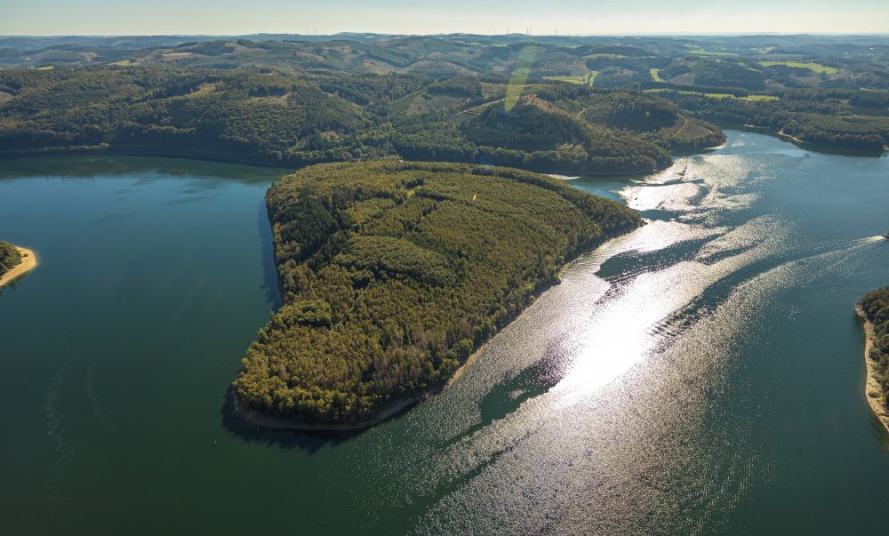 Attendorn von oben - Wassermangel an den Uferbereichen der Biggetalsperre in Attendorn im Bundesland Nordrhein-Westfalen, Deutschland