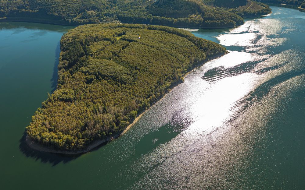 Luftbild Attendorn - Wassermangel an den Uferbereichen der Biggetalsperre in Attendorn im Bundesland Nordrhein-Westfalen, Deutschland