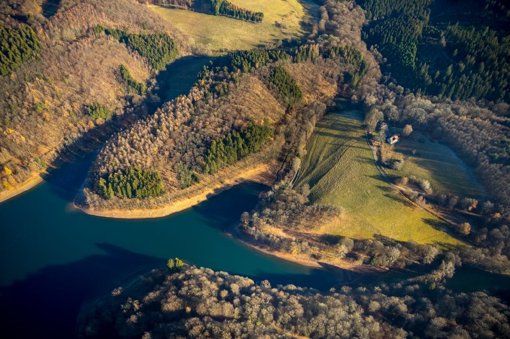 Luftbild Meinerzhagen - Wassermangel an den Uferbereichen der Fürwigge- Talsperre in Meinerzhagen im Bundesland Nordrhein-Westfalen, Deutschland