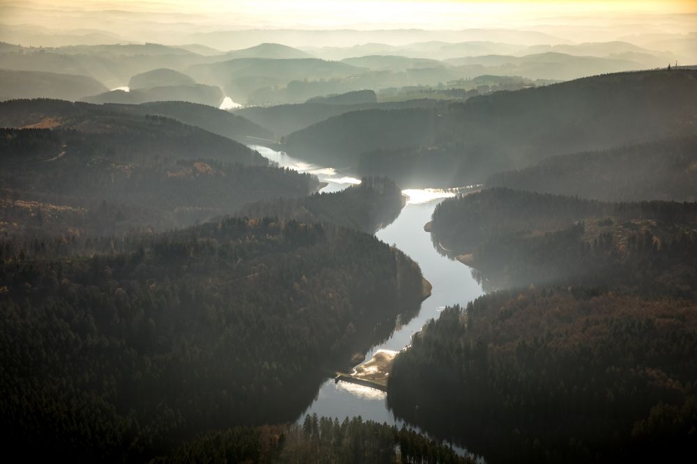 Luftbild Meinerzhagen - Wassermangel an den Uferbereichen der Genkeltalsperre in Meinerzhagen im Bundesland Nordrhein-Westfalen, Deutschland