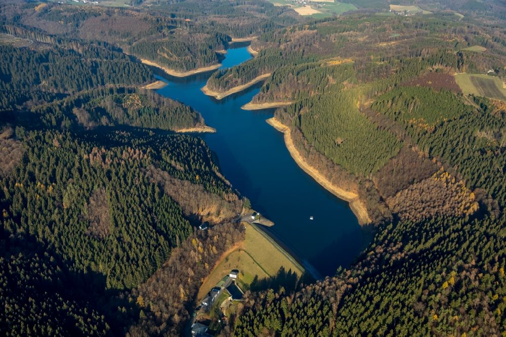 Meinerzhagen aus der Vogelperspektive: Wassermangel an den Uferbereichen der Genkeltalsperre in Meinerzhagen im Bundesland Nordrhein-Westfalen, Deutschland