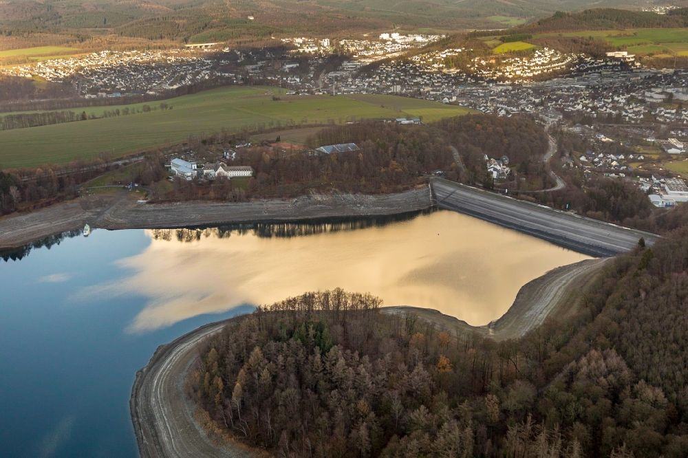 Meschede von oben - Wassermangel an den Uferbereichen des Hennesee in Meschede im Bundesland Nordrhein-Westfalen, Deutschland