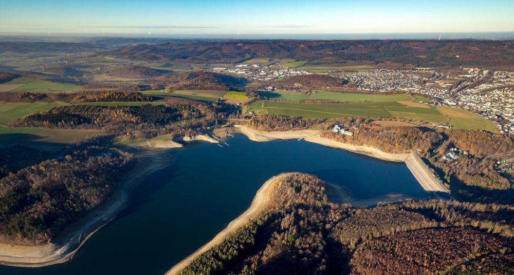 Luftaufnahme Meschede - Wassermangel an den Uferbereichen des Hennesee im Ortsteil Enkhausen in Meschede im Bundesland Nordrhein-Westfalen, Deutschland