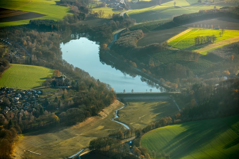 Luftbild Meschede - Wassermangel an den Uferbereichen des Hennesee im Ortsteil Enkhausen in Meschede im Bundesland Nordrhein-Westfalen, Deutschland
