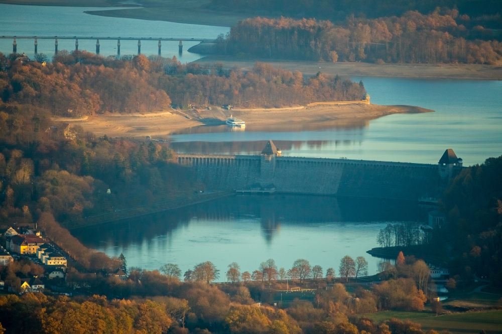 Möhnesee aus der Vogelperspektive: Wassermangel an den Uferbereichen des Stausees an der Möhnetalsperre in Möhnesee im Bundesland Nordrhein-Westfalen, Deutschland