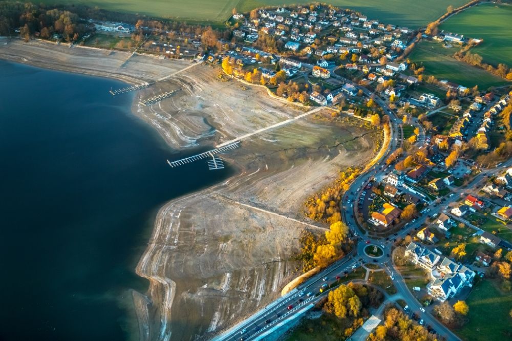 Luftaufnahme Möhnesee - Wassermangel an den Uferbereichen des Stausees an der Möhnetalsperre in Möhnesee im Bundesland Nordrhein-Westfalen, Deutschland