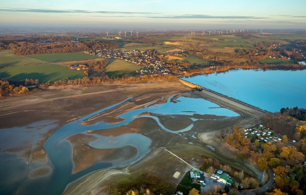 Möhnesee von oben - Wassermangel an den Uferbereichen des Stausees an der Möhnetalsperre in Möhnesee im Bundesland Nordrhein-Westfalen, Deutschland
