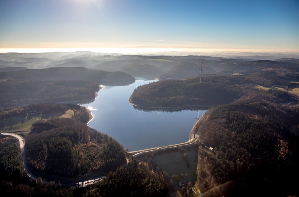 Lüdenscheid von oben - Wassermangel an den Uferbereichen der Versetalsperre in Lüdenscheid im Bundesland Nordrhein-Westfalen, Deutschland