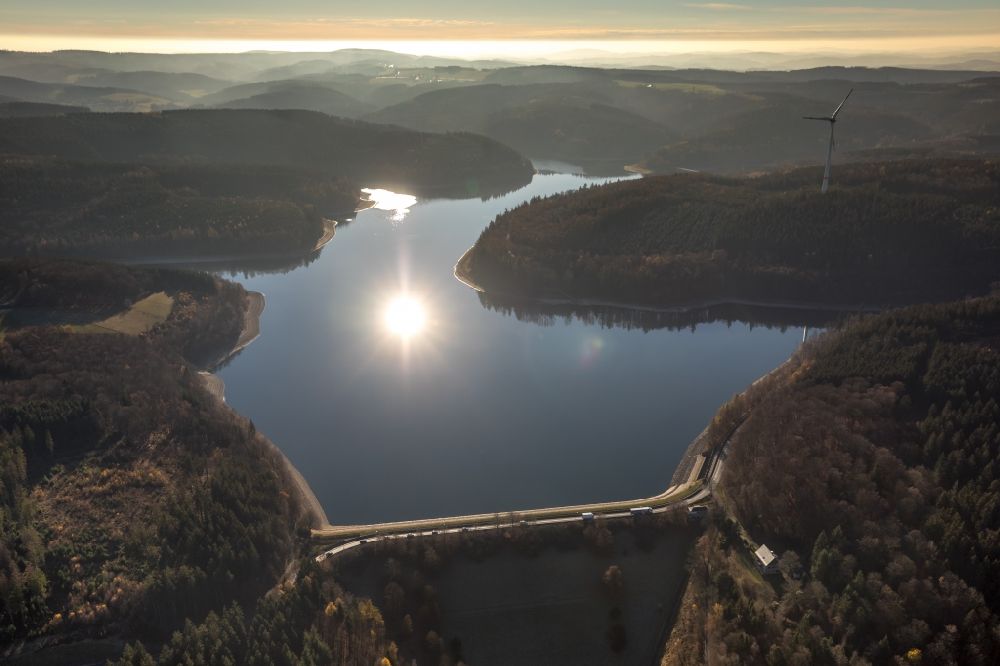 Luftbild Lüdenscheid - Wassermangel an den Uferbereichen der Versetalsperre in Lüdenscheid im Bundesland Nordrhein-Westfalen, Deutschland