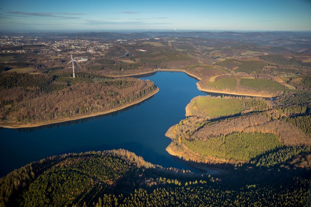 Luftaufnahme Lüdenscheid - Wassermangel an den Uferbereichen der Versetalsperre in Lüdenscheid im Bundesland Nordrhein-Westfalen, Deutschland
