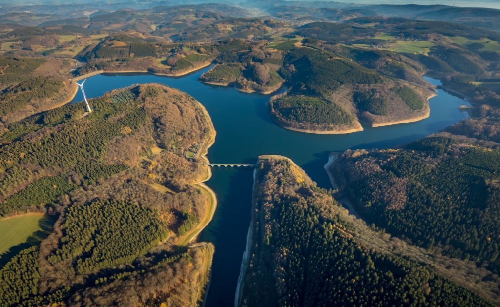 Lüdenscheid von oben - Wassermangel an den Uferbereichen der Versetalsperre in Lüdenscheid im Bundesland Nordrhein-Westfalen, Deutschland