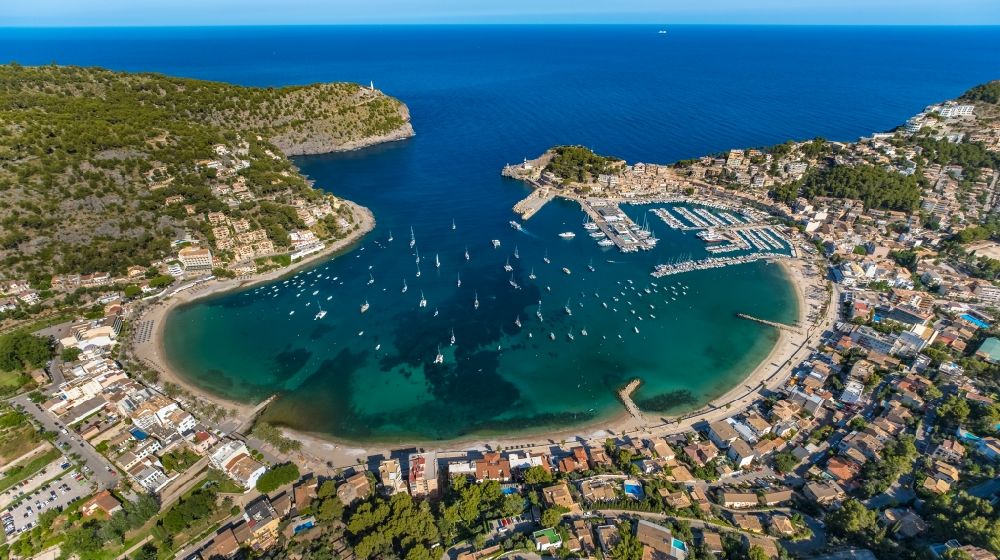 Port de Soller aus der Vogelperspektive: Wasseroberfläche an der Bucht entlang der Meeres- Küste des Balearen-Meer in Port de Soller auf der balearischen Mittelmeerinsel Mallorca, Spanien
