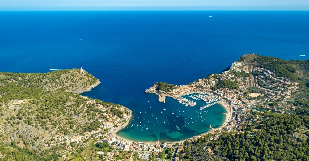 Port de Soller von oben - Wasseroberfläche an der Bucht entlang der Meeres- Küste des Balearen-Meer in Port de Soller auf der balearischen Mittelmeerinsel Mallorca, Spanien