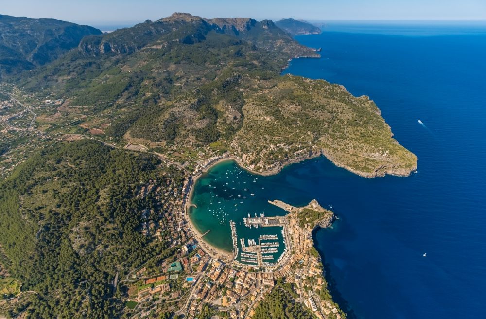 Luftaufnahme Port de Soller - Wasseroberfläche an der Bucht entlang der Meeres- Küste des Balearen-Meer in Port de Soller auf der balearischen Mittelmeerinsel Mallorca, Spanien